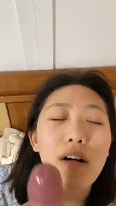 图片[1]-眼镜婊骚母狗口交颜射清纯碎花裙小美女约炮同校男同学嘴含大鸡巴就爱不释手-猎奇图库